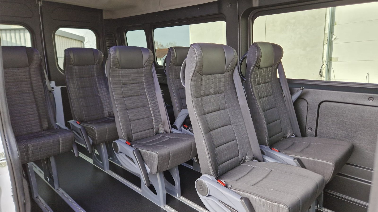 Intérieur de notre Fiat Ducato 9 places 2026 (immat. OM3899), sièges confortables pour 8 passagers maximum