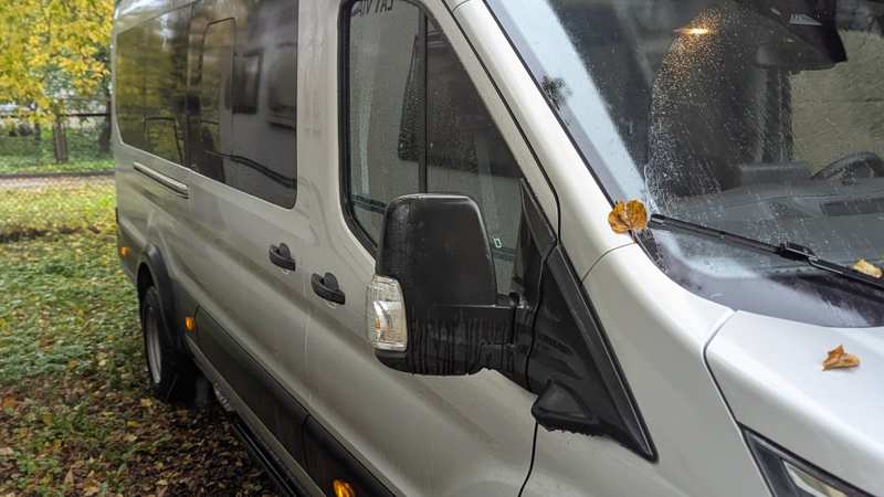 Notre minibus Ford Transit 2025, utilisé pour les excursions à la journée en petit groupe au départ de Riga