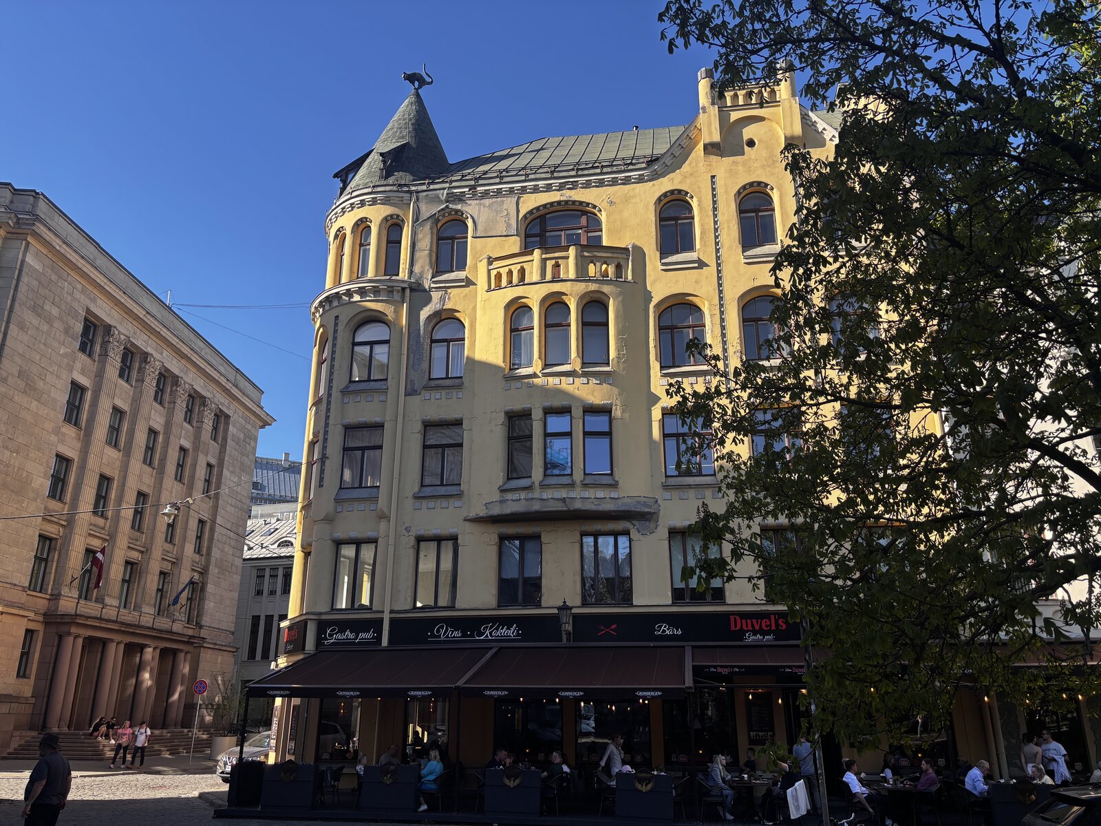 La Maison aux Chats (Kaķu nams) sur Meistaru iela, dans la vieille ville de Riga, avec sa façade Art nouveau jaune et le chat de bronze sur la tourelle d'angle, Lettonie.