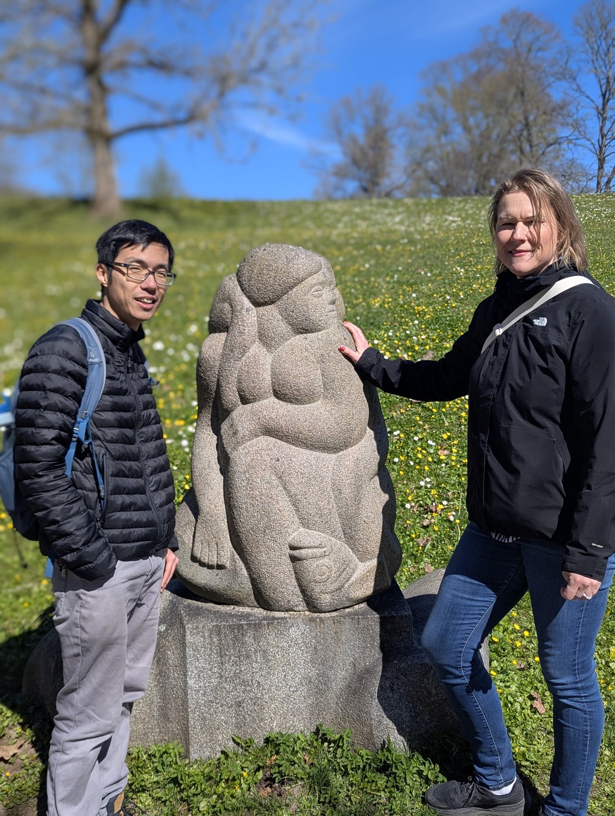 Daiga et une invitée près de la sculpture assise de la mère et de l'enfant, à la Colline des Dainas, Turaida