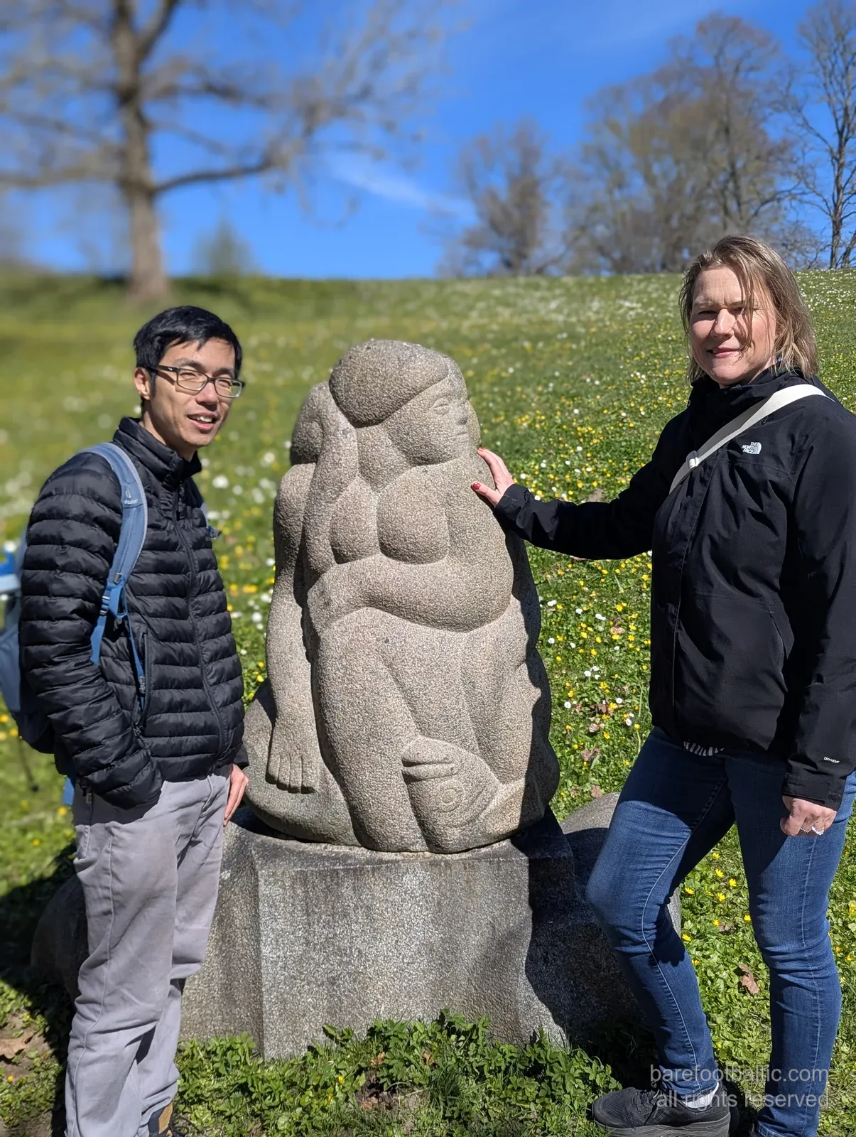 Daiga et une invitée près de la sculpture assise de la mère et de l'enfant, à la Colline des Dainas, Turaida