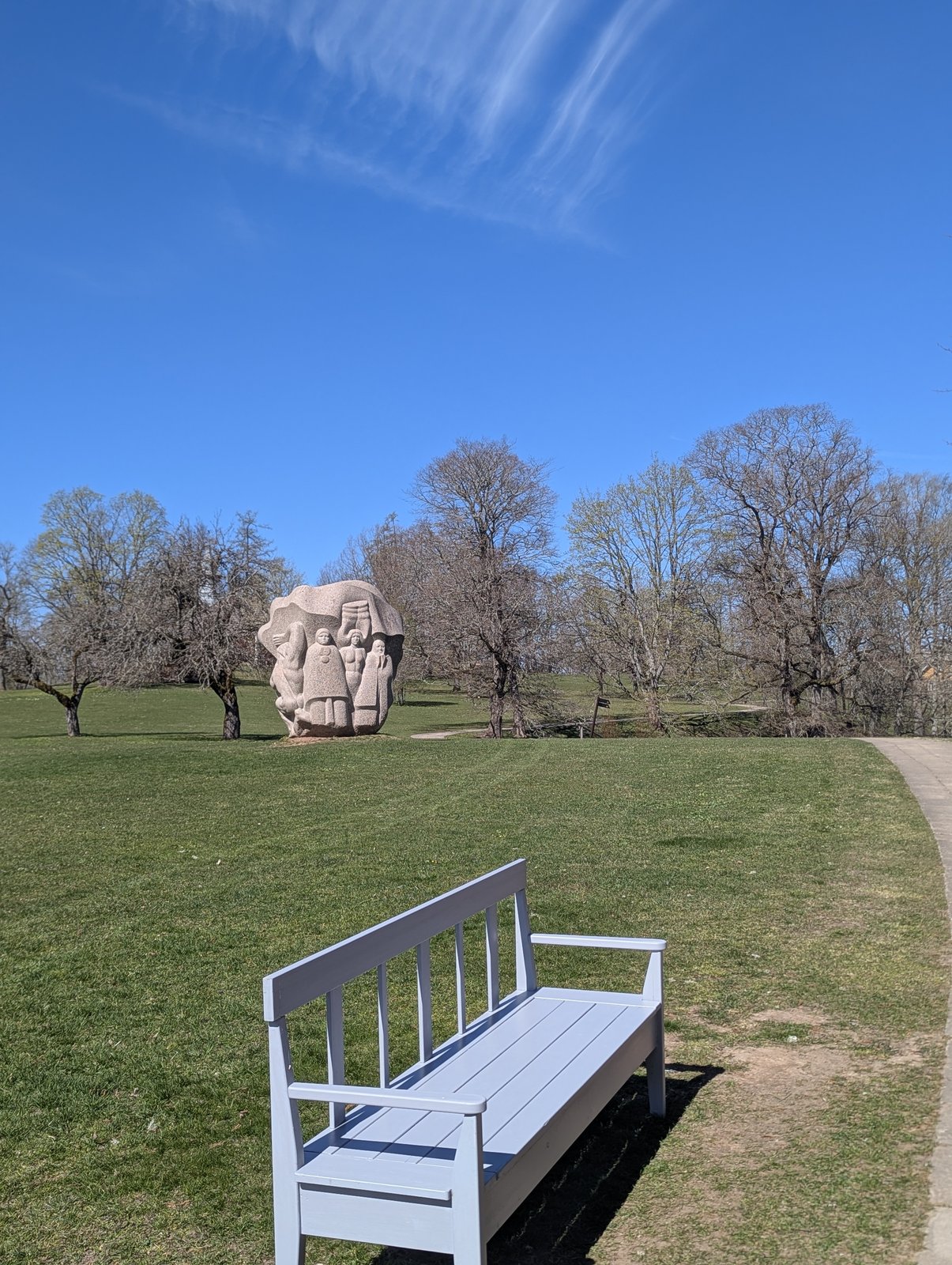 Une sculpture en granit et un banc à Dainu Kalns, la colline des Dainas à Turaida