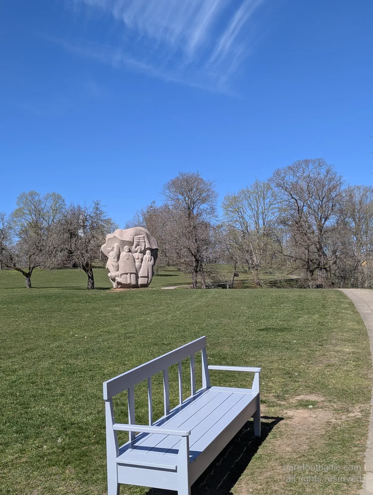 Une sculpture en granit et un banc à Dainu Kalns, la colline des Dainas à Turaida