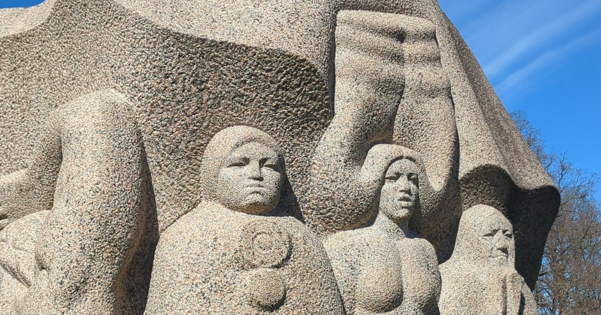Sculpture en granit à Dainu kalns, la Colline des Dainas, Turaida, Lettonie