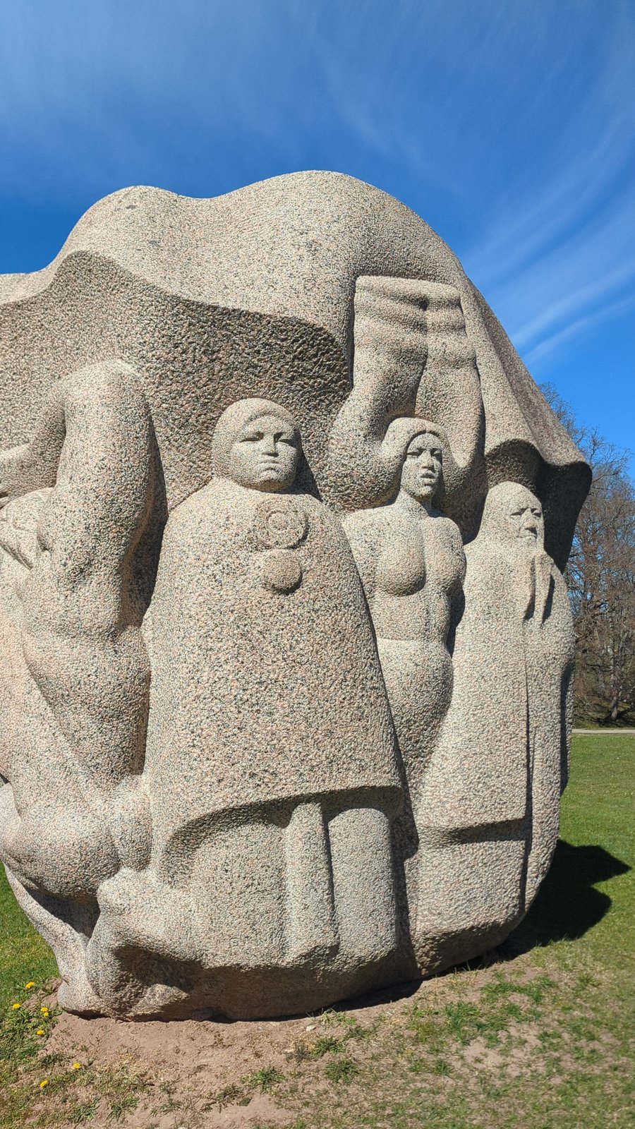 Trois figures de granit sculptées par Indulis Ranka à la Colline des Dainas, Turaida