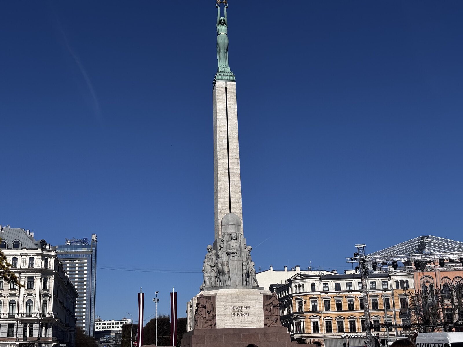 Le Monument de la Liberté (Brīvības piemineklis) à Riga, avec Milda tenant trois étoiles d'or au sommet, Lettonie.