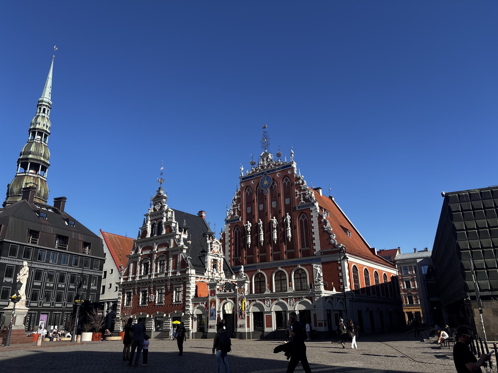 La Maison des Têtes Noires (Melngalvju nams) sur la place de l'Hôtel de ville, Riga, Lettonie &mdash; l'élaborée façade Renaissance hollandaise rouge et blanche.