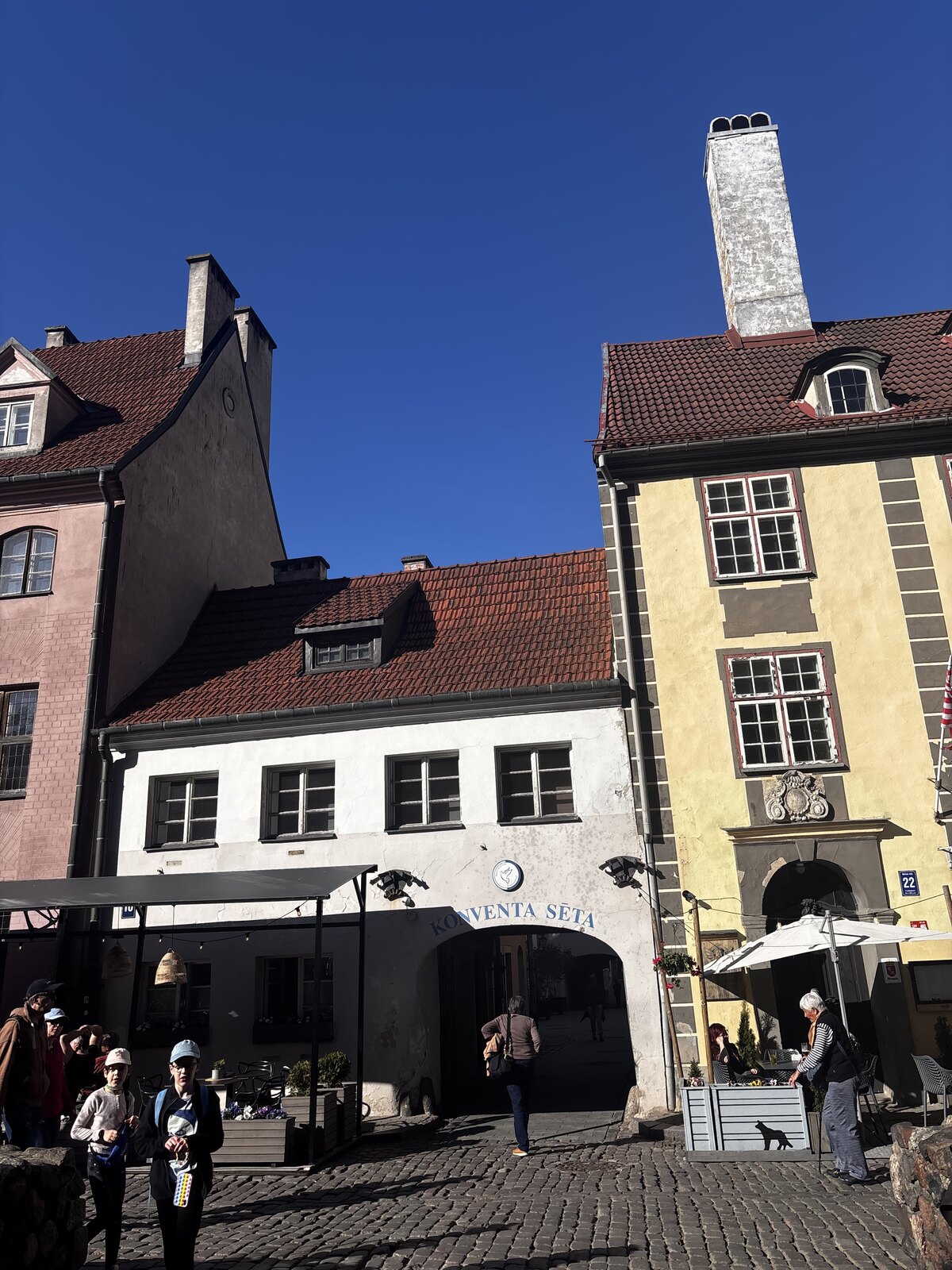 L'entrée arquée de Konventa Sēta depuis Kalēju iela dans la vieille ville de Riga, Lettonie, avec l'enseigne &lsquo;KONVENTA SĒTA&rsquo; au-dessus de l'arche.