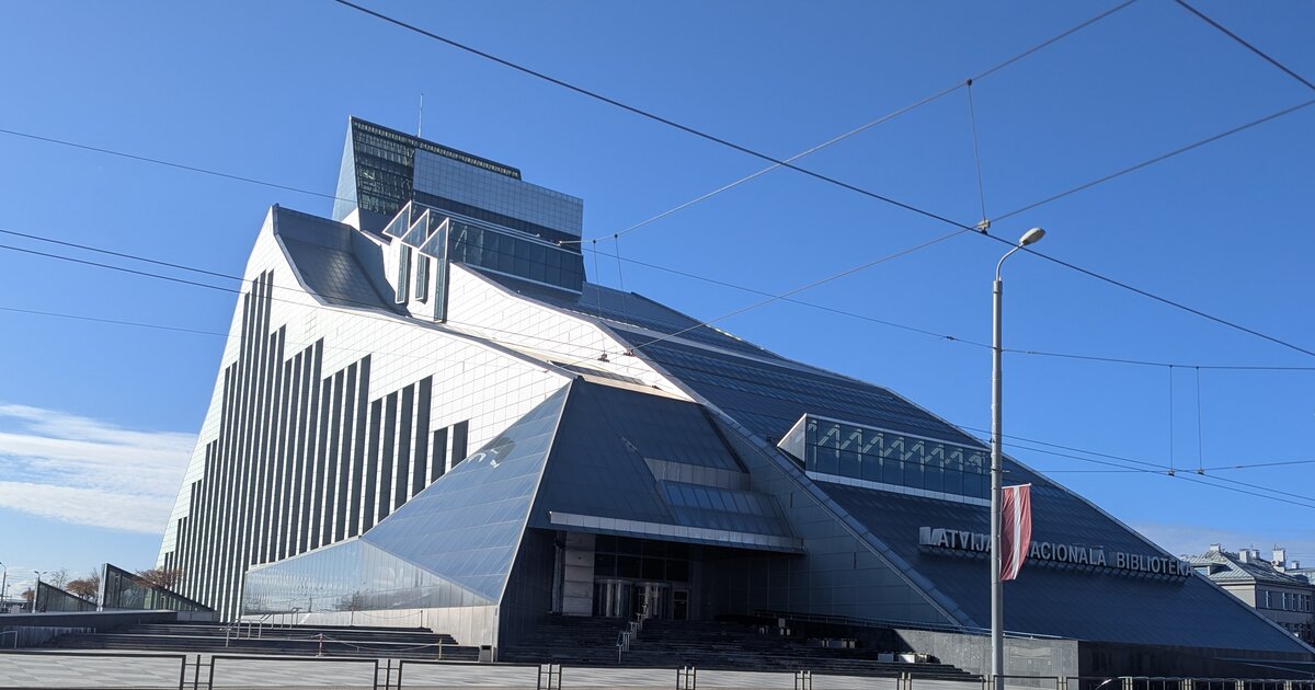 Le Château de lumière — la Bibliothèque nationale de Lettonie, Riga, sous un ciel dégagé.