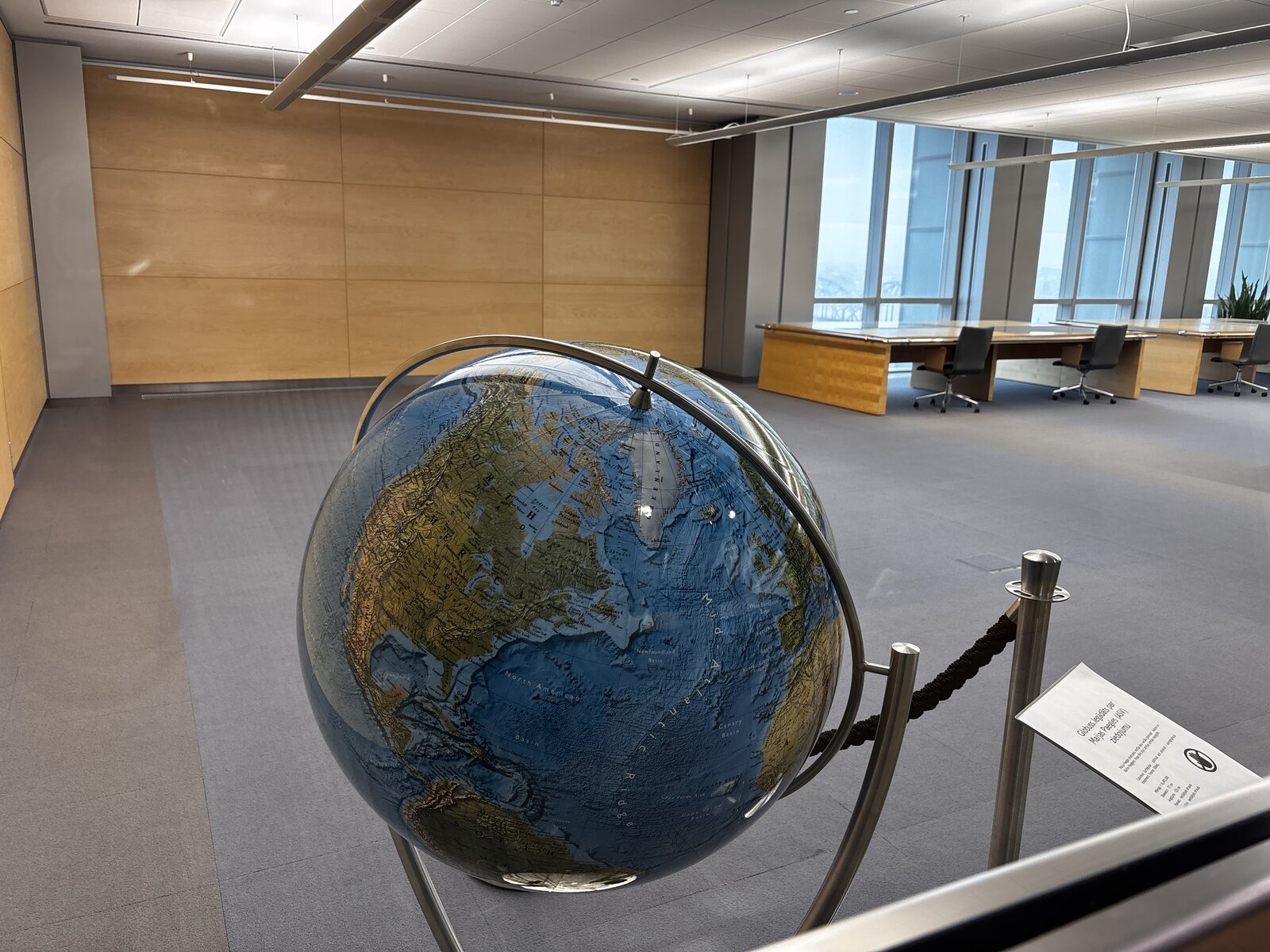 Le cabinet des chansons populaires et le globe à la Bibliothèque nationale de Lettonie