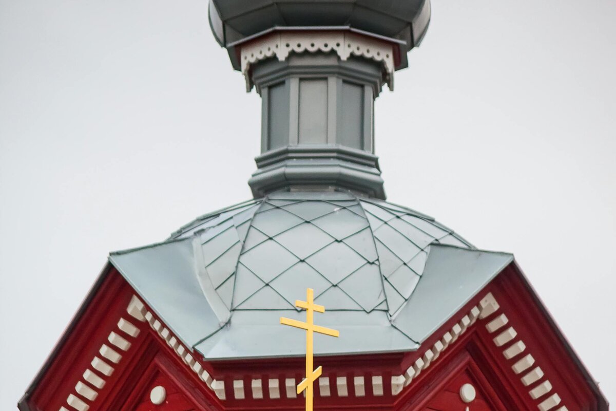 Église orthodoxe en bois à coupole en bulbe et croix orthodoxe à trois branches — Lettonie.