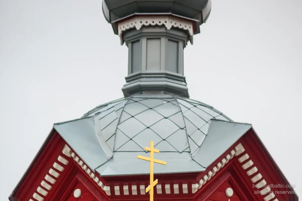 Église orthodoxe en bois à coupole en bulbe et croix orthodoxe à trois branches — Lettonie.