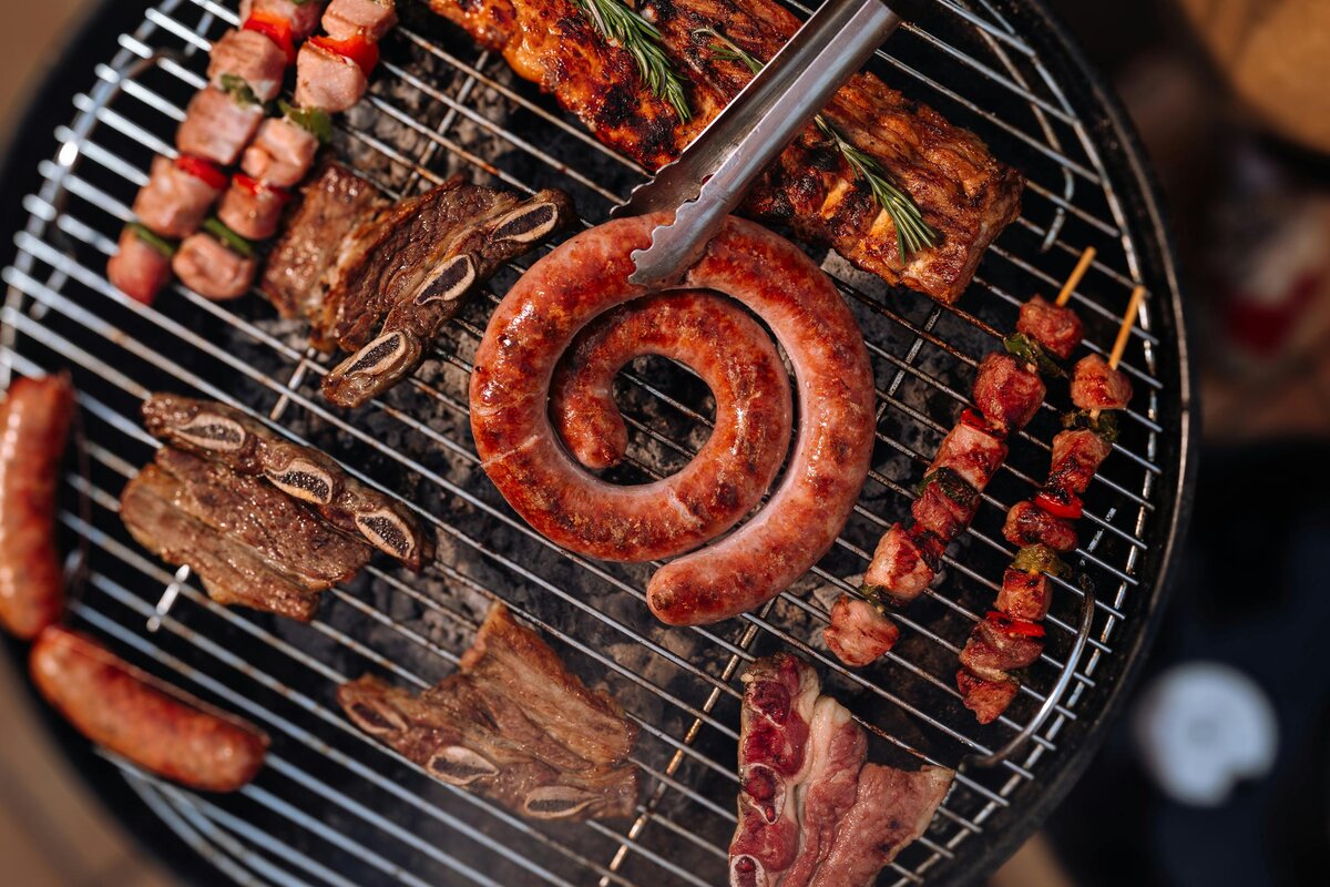 Plateau de grillades letton — saucisse en spirale, travers de porc, côtes de bœuf et brochettes sur charbon de bois.