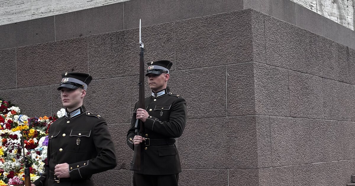 Garde d'honneur de l'armée lettone au Monument de la Liberté avec un mur de fleurs déposé contre la base, Riga, lors du Jour de la restauration de l'indépendance