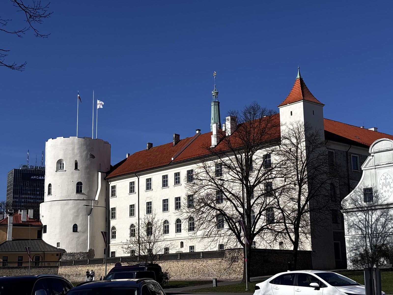 Le château de Riga (Rīgas pils) avec ses murs blancs, son toit rouge et la tour ronde du Saint-Esprit, à Riga, Lettonie.