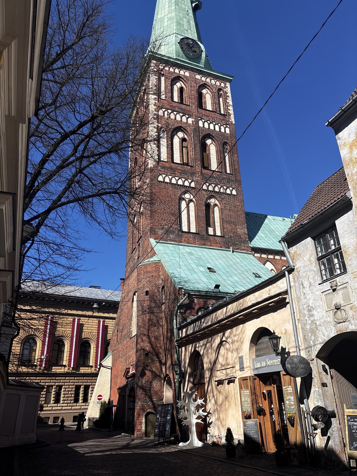 La cathédrale Saint-Jacques (Sv. Jēkaba katedrāle) sur Jēkaba iela dans la vieille ville de Riga, Lettonie &mdash; haute flèche gothique fine au-dessus d'un corps de briques.