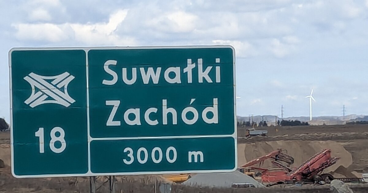 Panneau de sortie Suwałki Zachód sur la S61 à travers le Passage de Suwałki, nord-est de la Pologne.