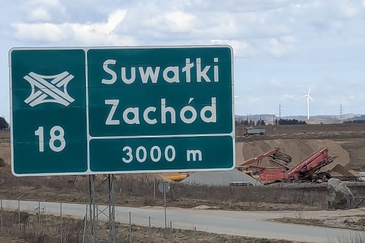 Panneau de sortie Suwałki Zachód sur la S61 à travers le Passage de Suwałki, nord-est de la Pologne.