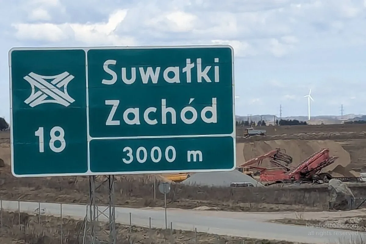 Panneau de sortie Suwałki Zachód sur la S61 à travers le Passage de Suwałki, nord-est de la Pologne.