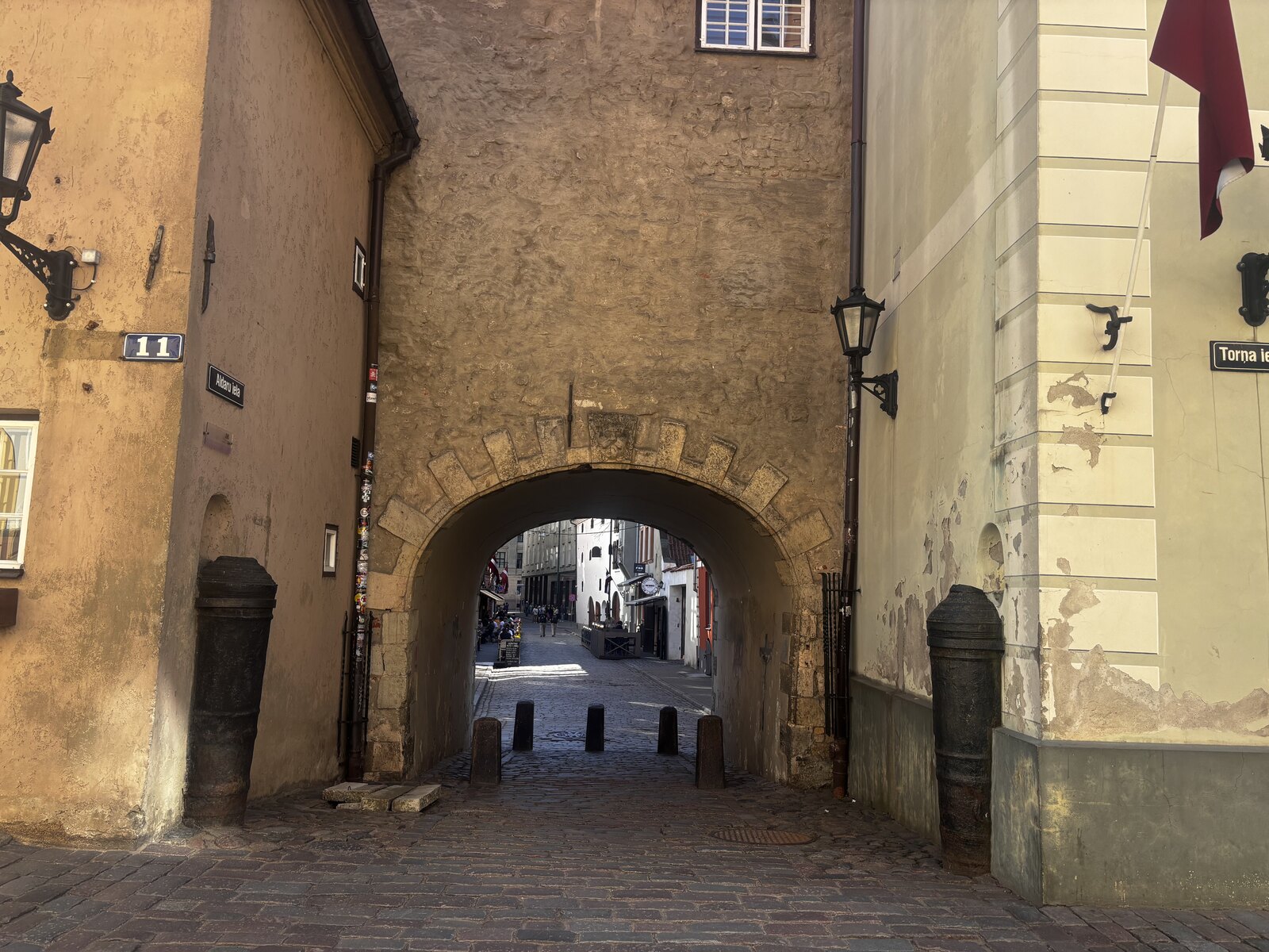 La Porte des Suédois (Zviedru vārti) sur Torņa iela, dans la vieille ville de Riga, Lettonie &mdash; un porche de pierre entre deux bâtiments jaunes.