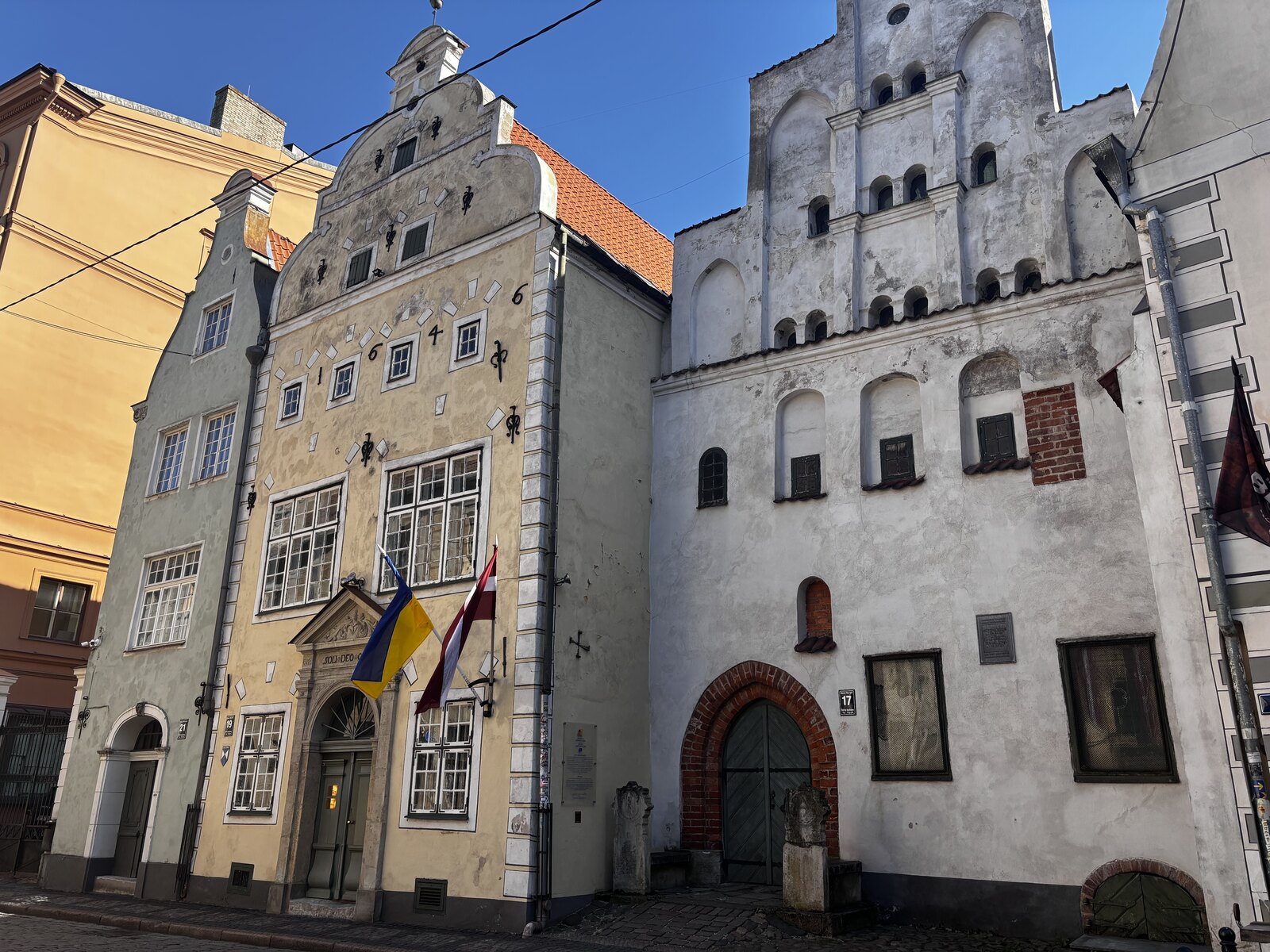 Les maisons des Trois Frères sur Mazā Pils iela 17, 19, 21, côte à côte dans la vieille ville de Riga, Lettonie.