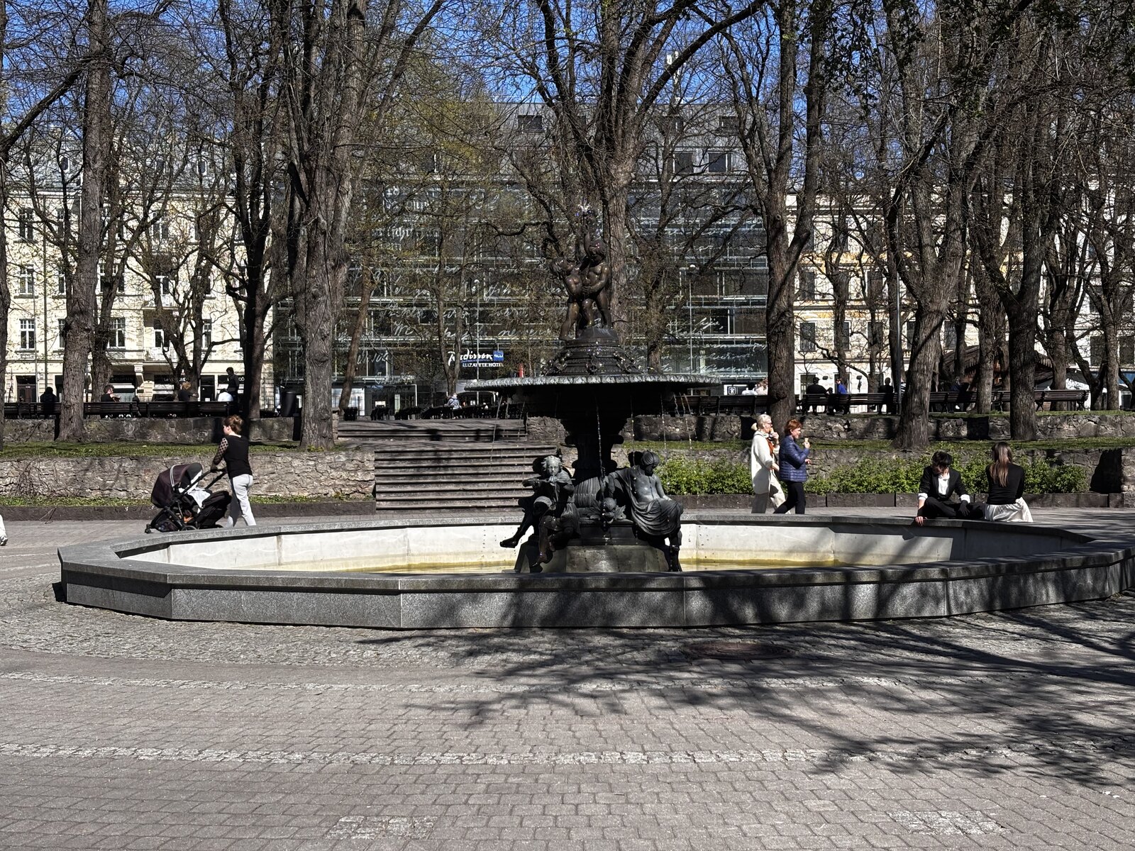 La fontaine centrale de Vērmanes dārzs, le plus ancien parc public de Riga, Lettonie.