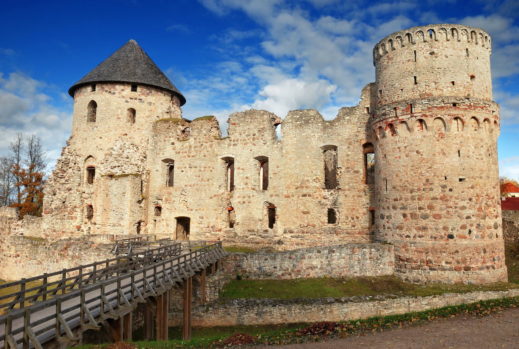 Extérieur du château médiéval de Cēsis, murs de briques rouges dans la lumière d&rsquo;automne, Lettonie
