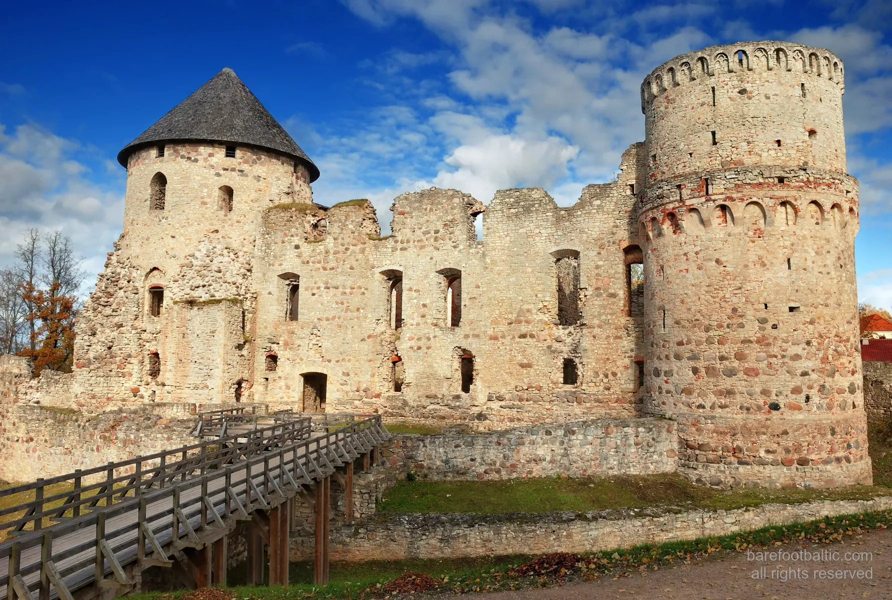 Extérieur du château médiéval de Cēsis, murs de briques rouges dans la lumière d&rsquo;automne, Lettonie