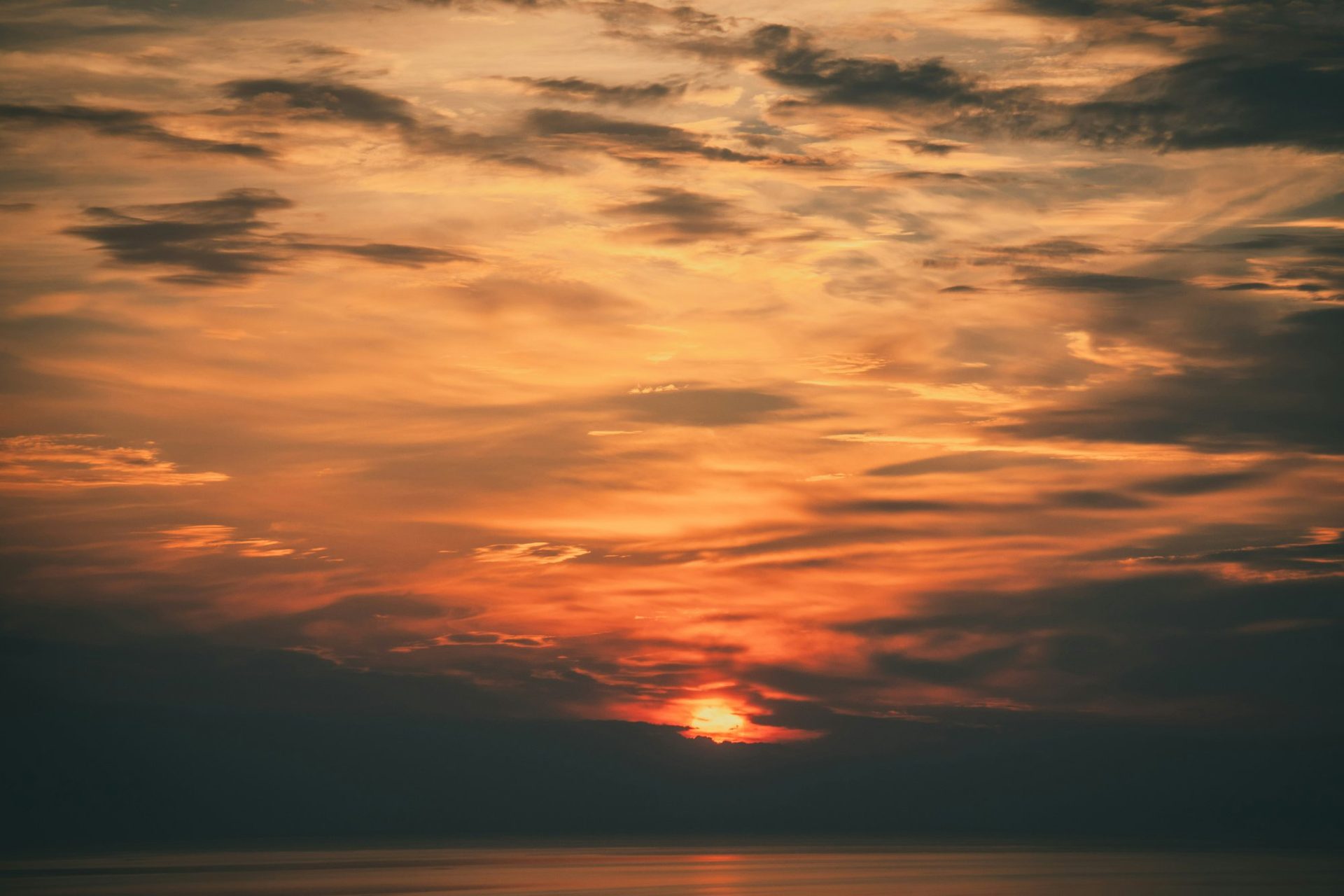Coucher de soleil doré sur la mer Baltique, plage de Jūrmala, Lettonie
