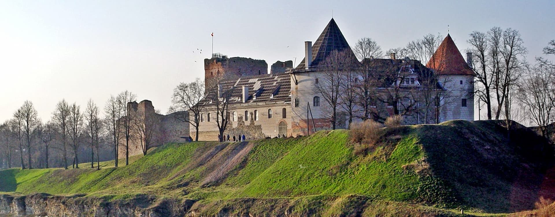 Château de Bauska perché au-dessus de la confluence des rivières, en Lettonie