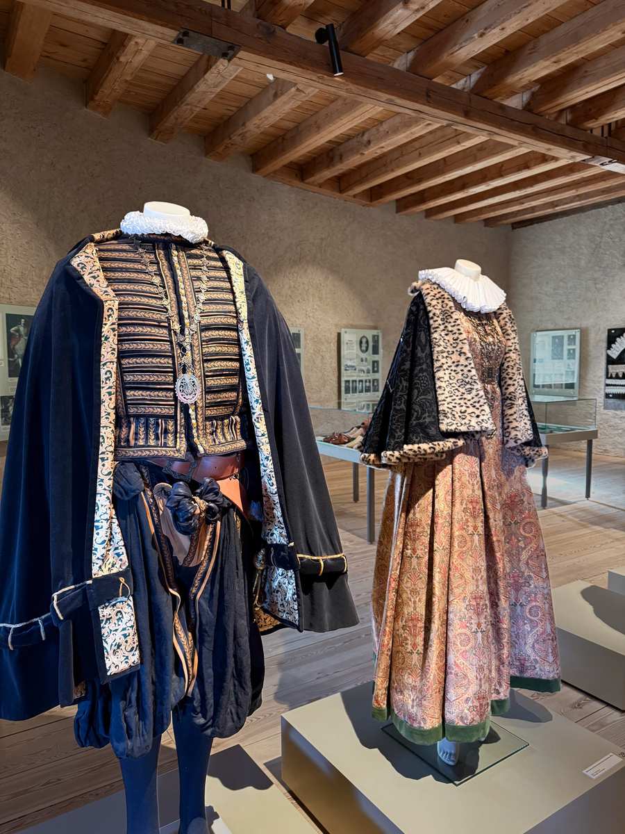 Les jardins à la française du château de Rundāle saupoudrés de neige hivernale