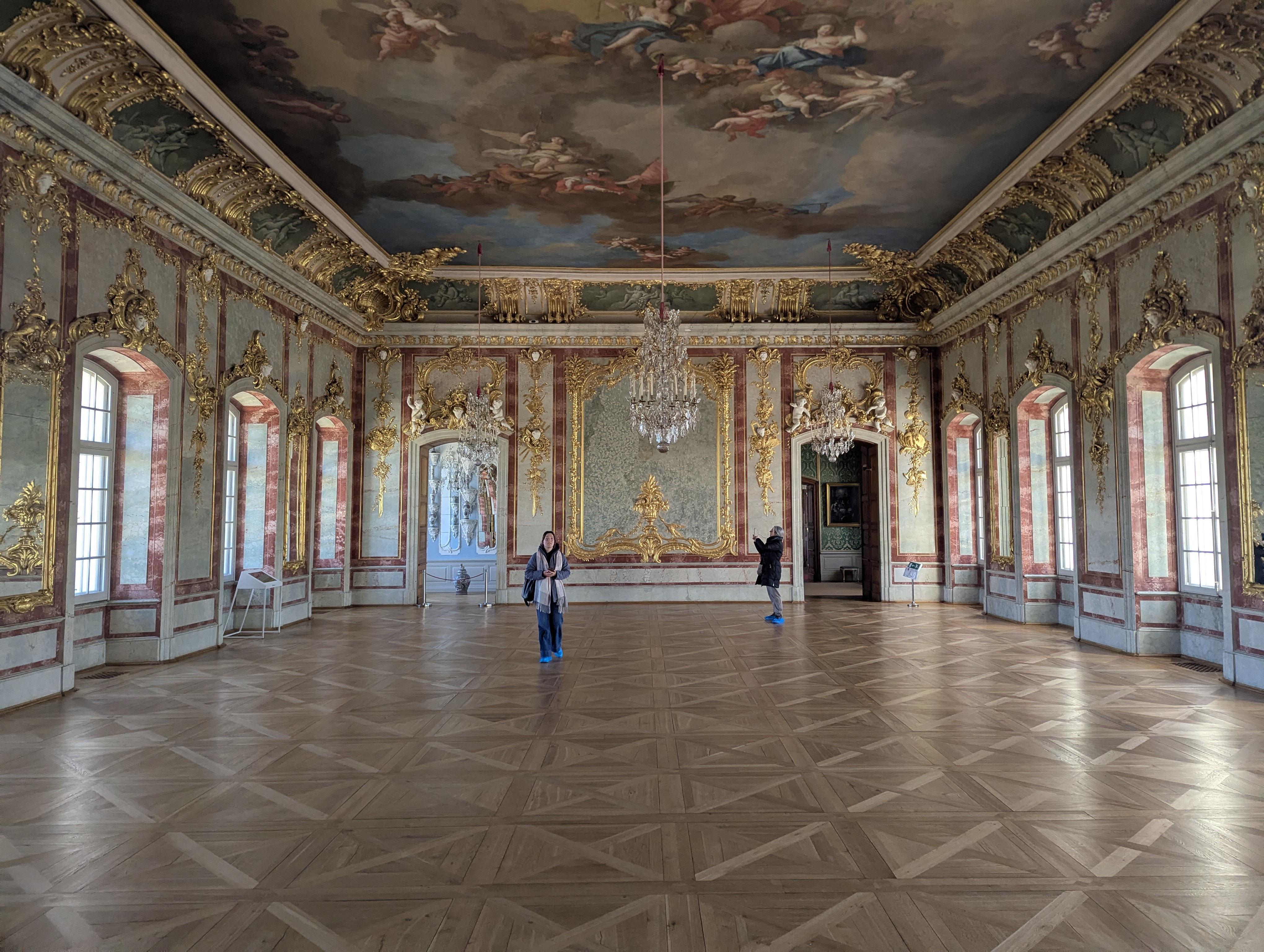 Grande galerie du château de Rundāle avec pilastres de marbre et fresque baroque au plafond