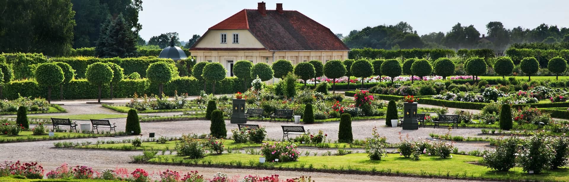 Roseraie à la française du château de Rundāle avec topiaires soignés