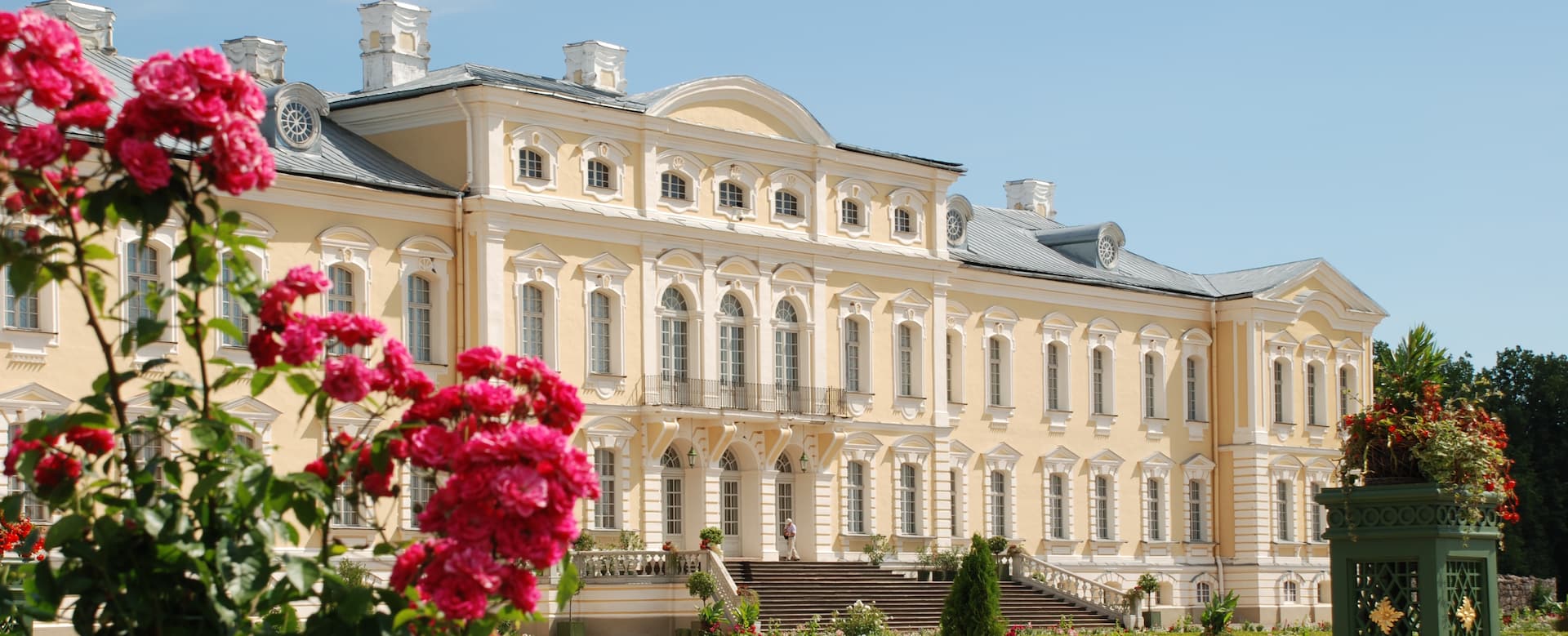 Façade baroque du château de Rundāle encadrée par les roses d'été