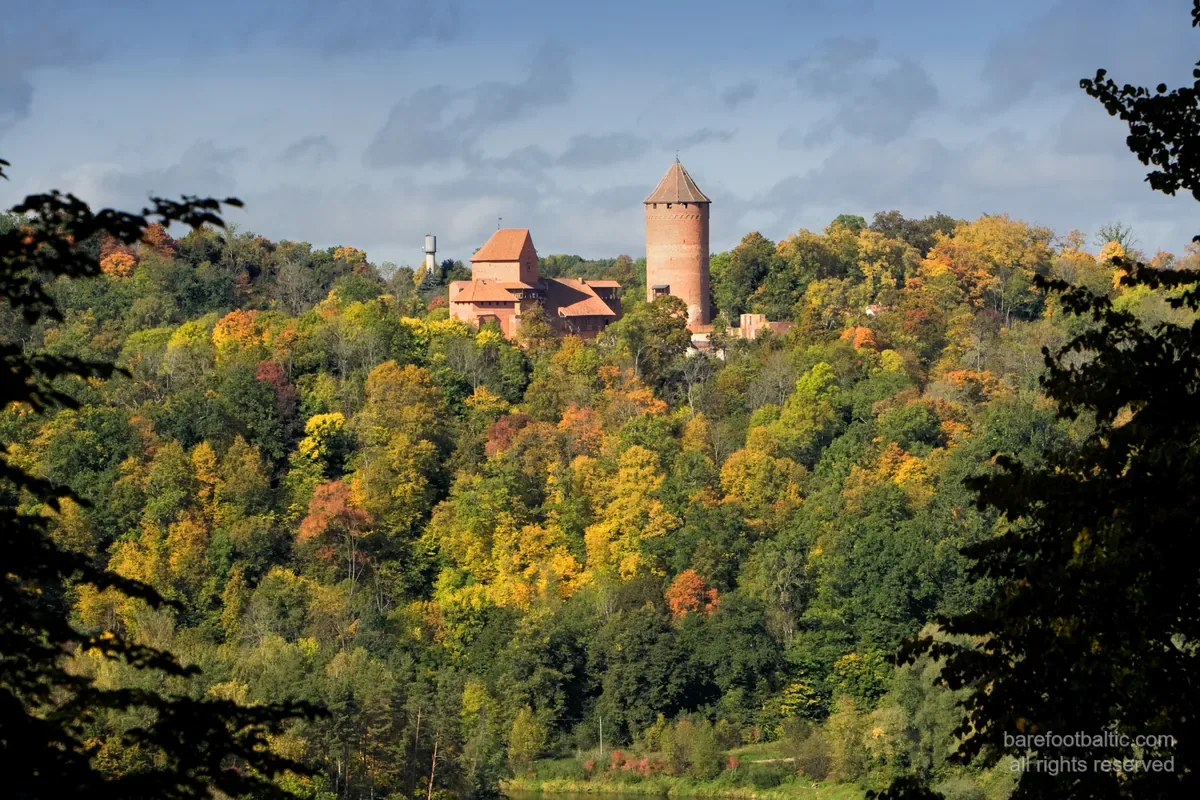 Ruines du château de Cēsis dans la forêt automnale, le second château de la journée à Sigulda