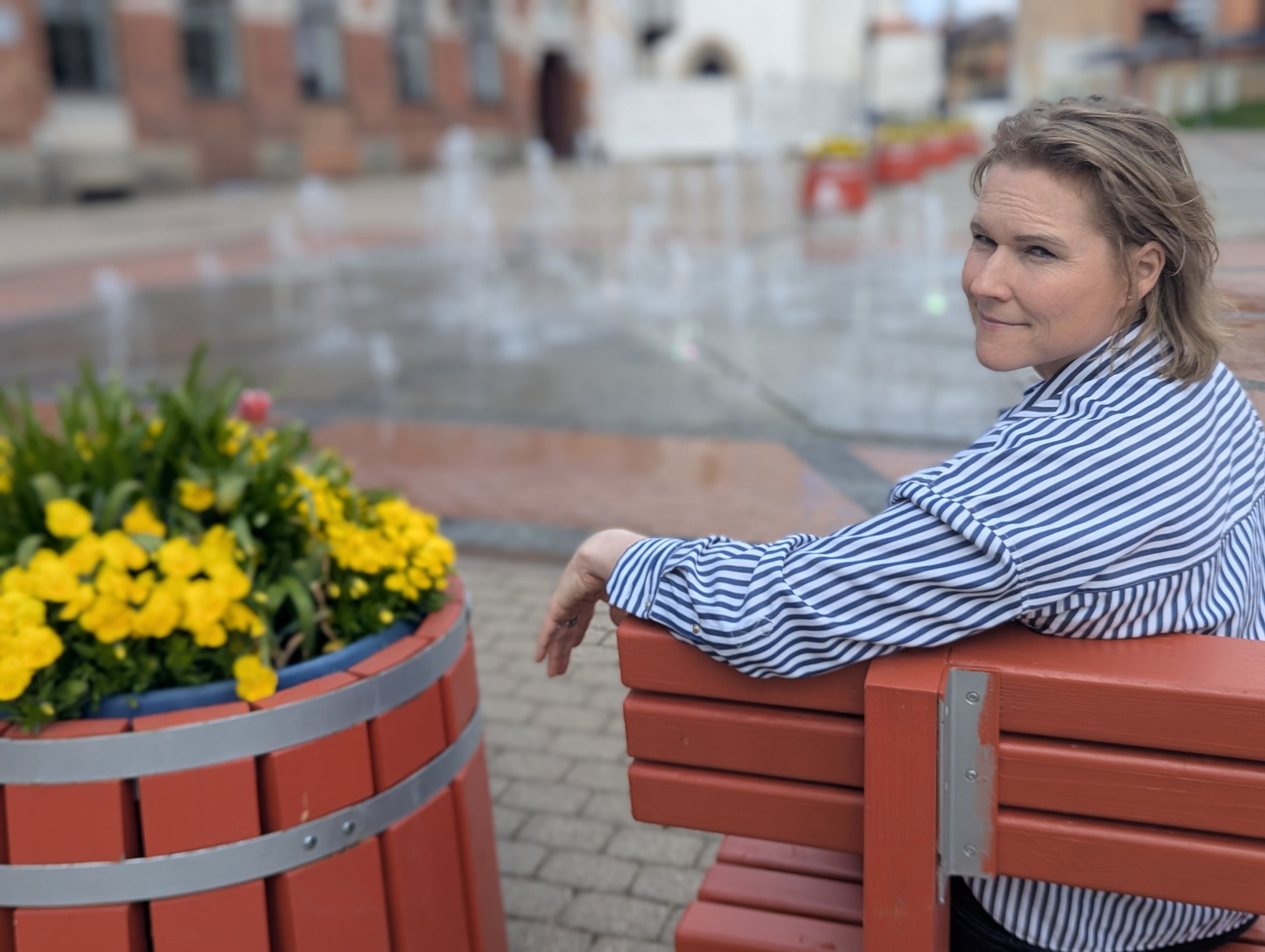 Daiga sur un banc près des fontaines de la place Vienības laukums, Cēsis