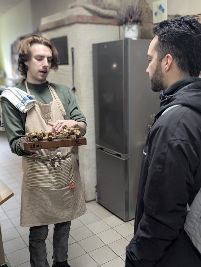 Le boulanger de Česu Maize pétrissant une miche de pain de seigle traditionnel