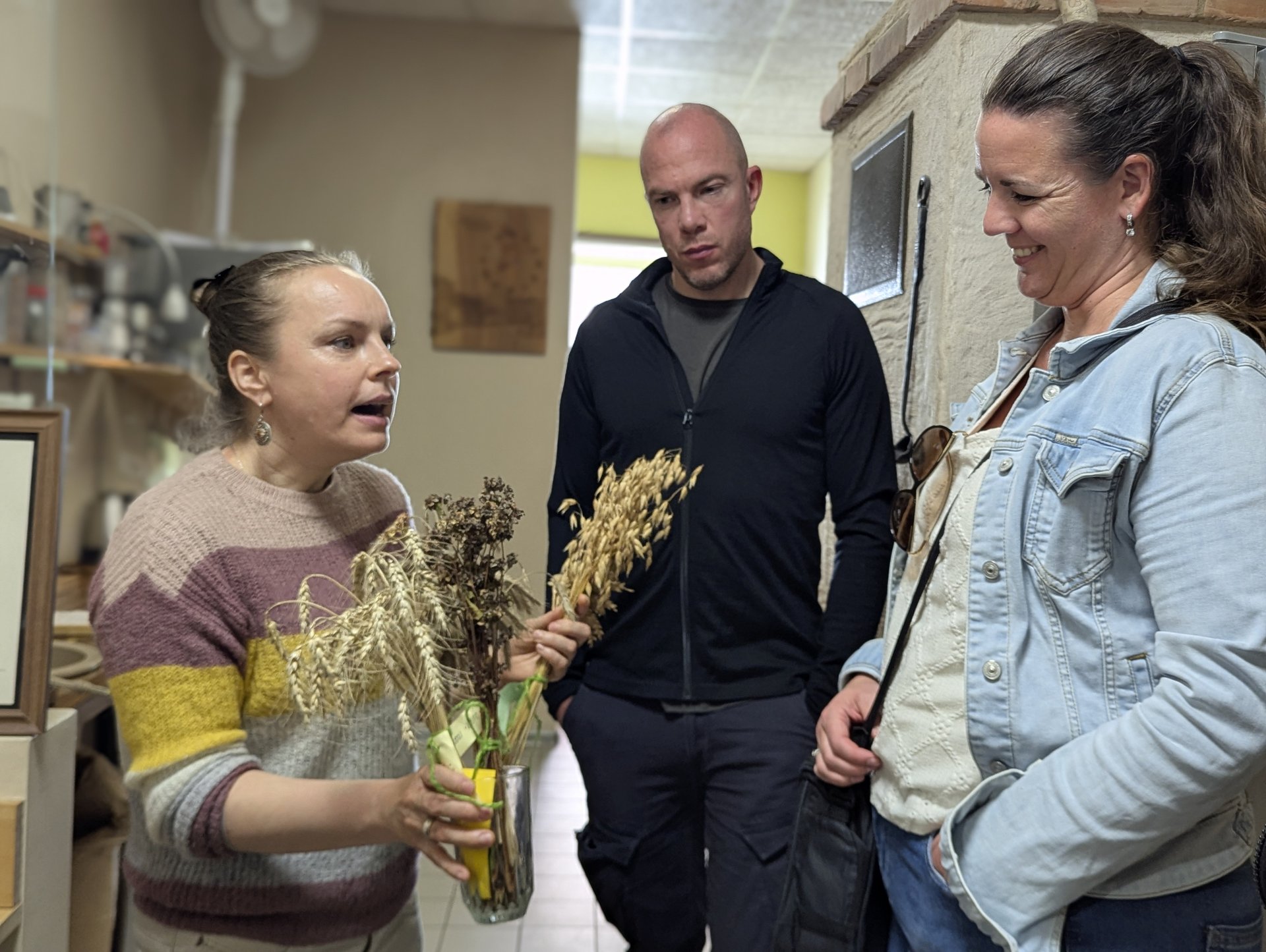 Démonstration de gerbes de céréales pour les invités à la boulangerie Cēsu Maize