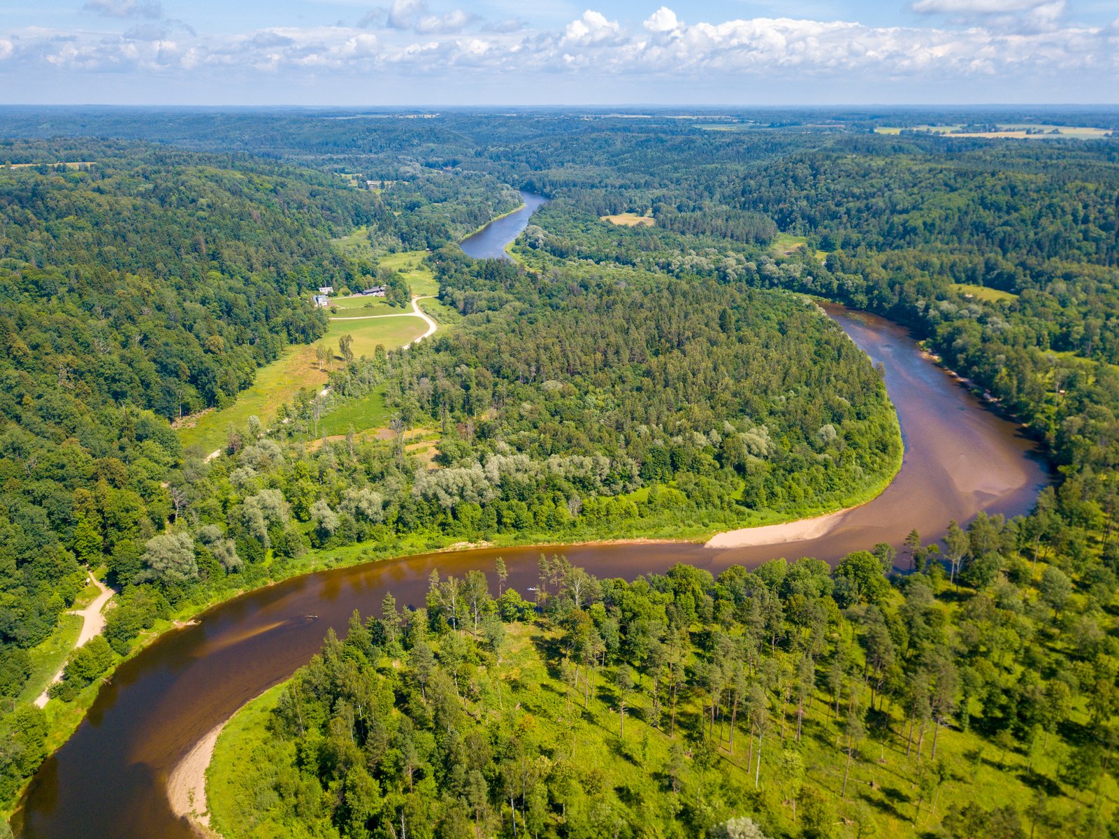 La Gauja serpentant entre les pentes boisées de la vallée, vue aérienne
