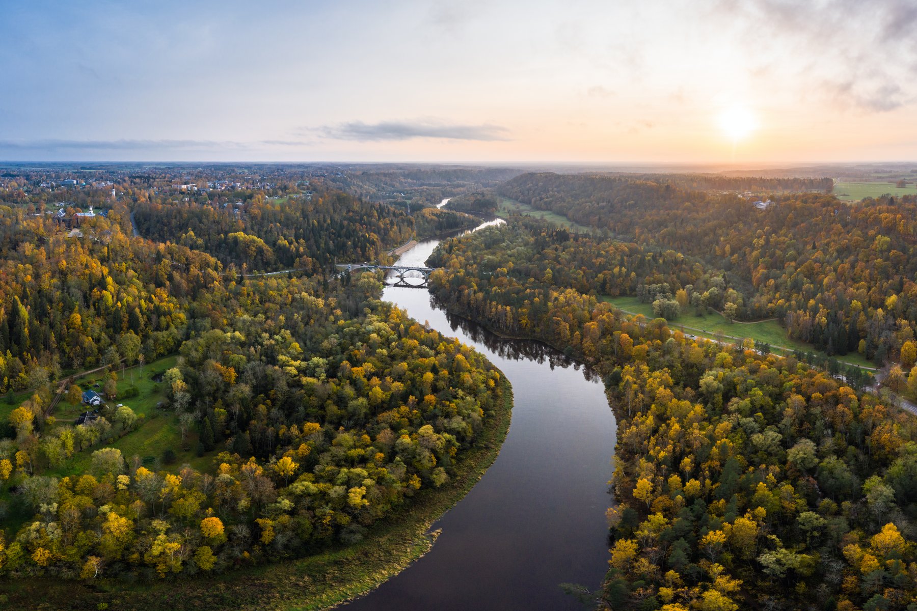 La rivière Gauja au coucher du soleil, traversant les forêts d&rsquo;automne