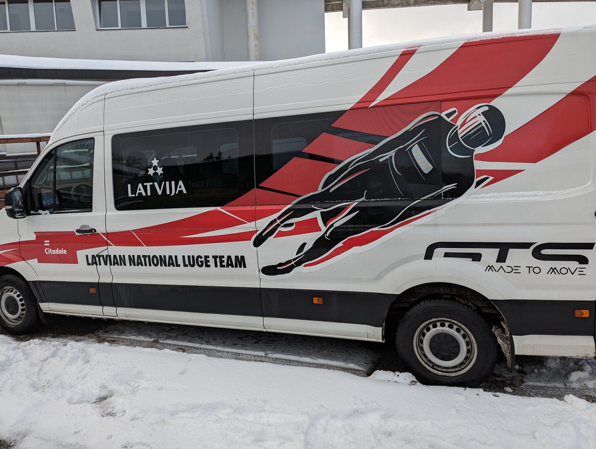 Le van Barefoot Baltic en hiver