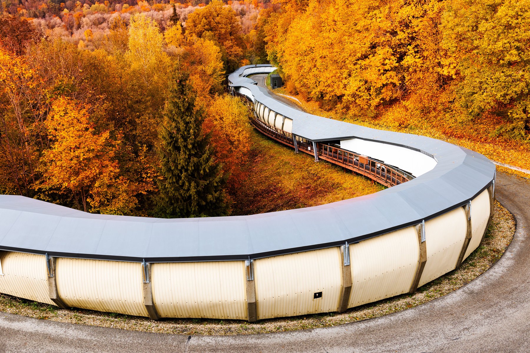 La piste olympique de bobsleigh de Sigulda serpentant à travers la forêt d&rsquo;automne