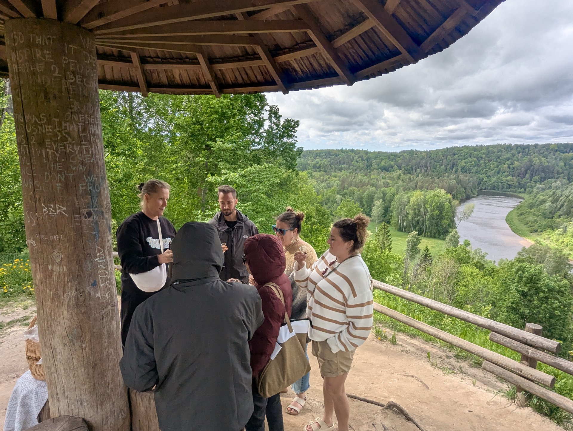 Groupe au pavillon-belvédère en bois de Painters&rsquo; Hill au-dessus de la vallée de la Gauja