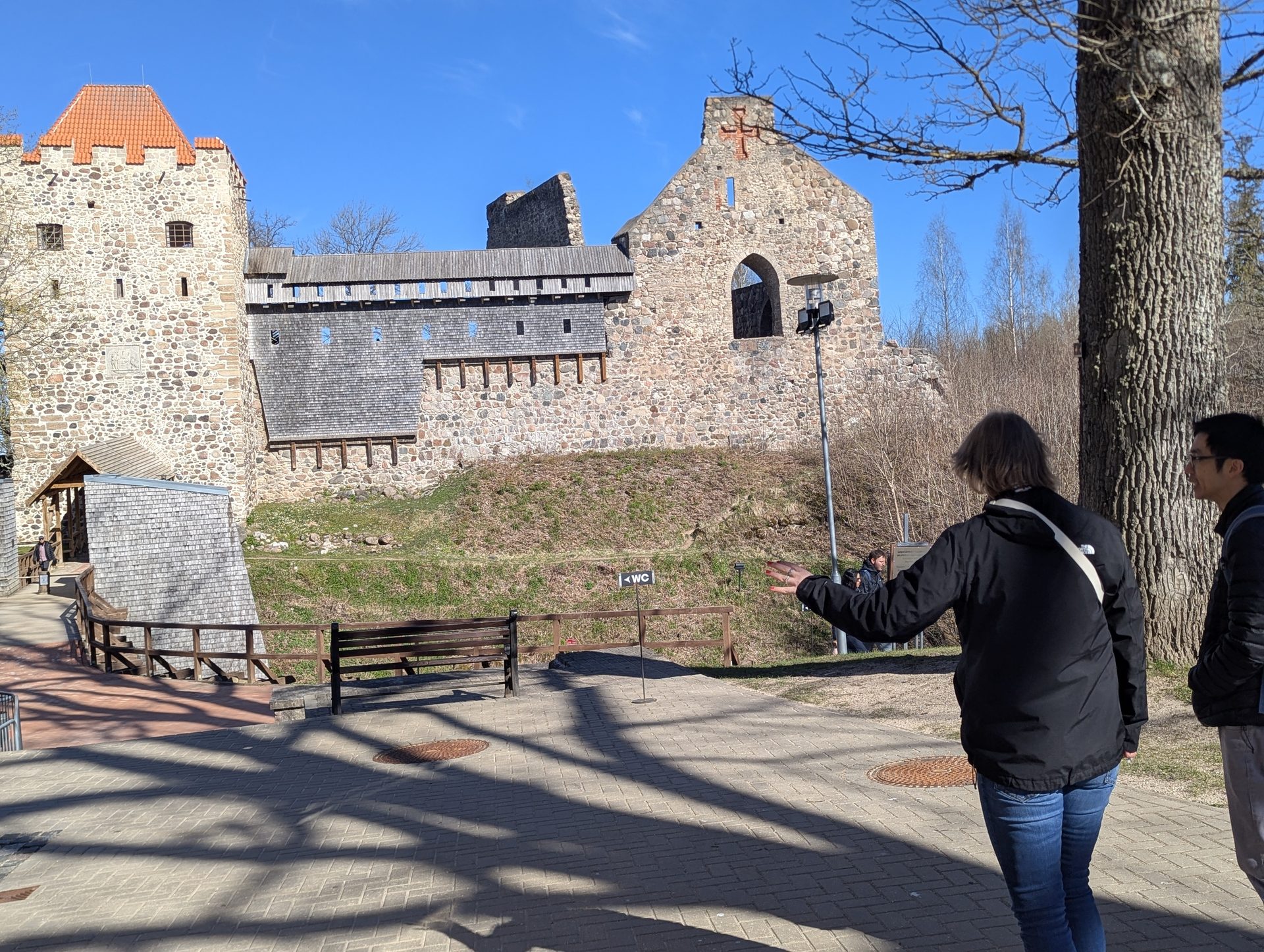 Chemin vers les ruines médiévales du château de Sigulda