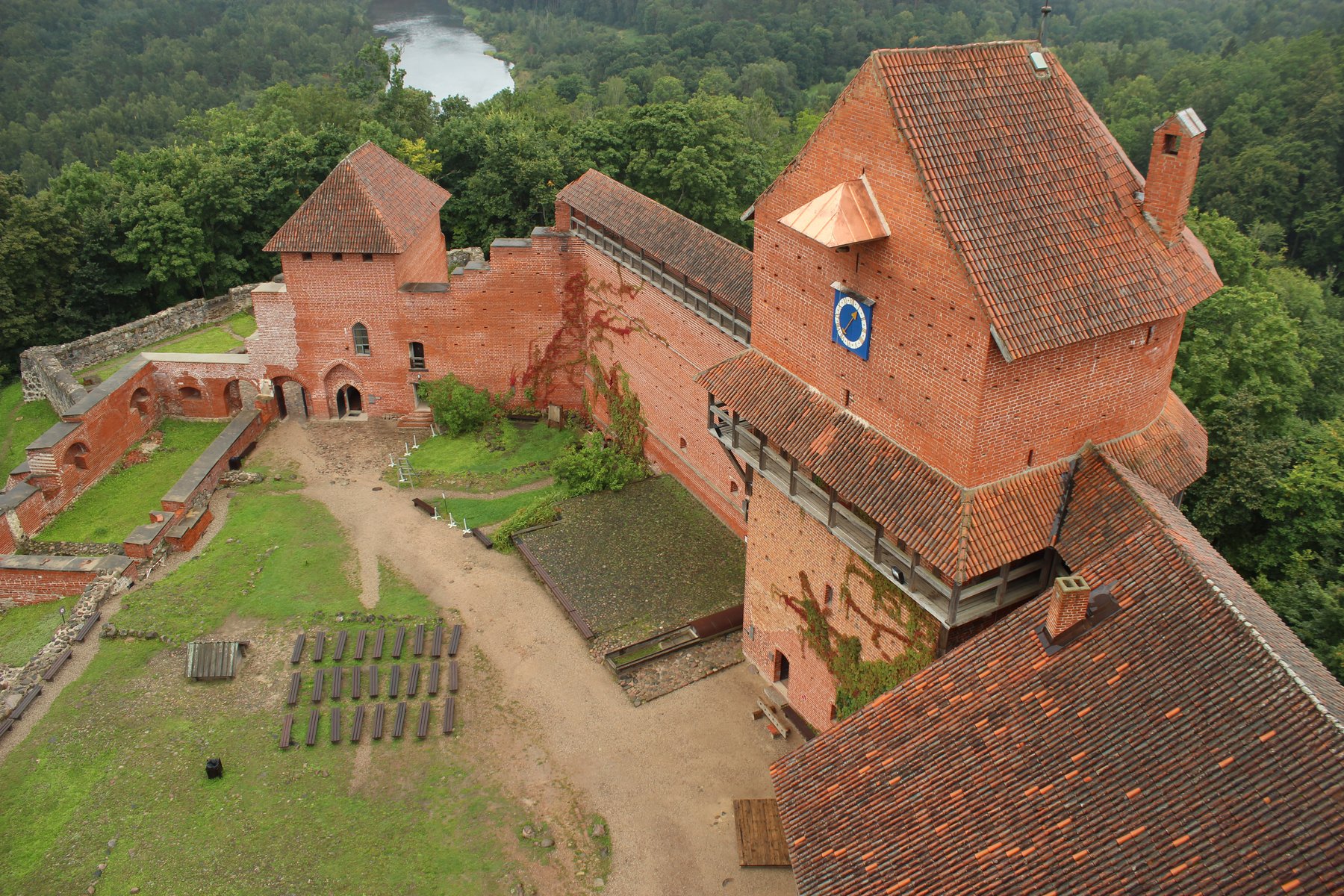 Vue aérienne des murs et de la tour en brique rouge du château de Turaida au-dessus de la vallée de la Gauja