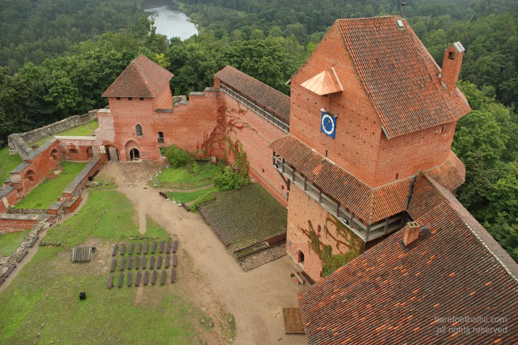 Vue aérienne du château de Turaida en briques rouges, au-dessus de la vallée de la Gauja, Sigulda, Lettonie