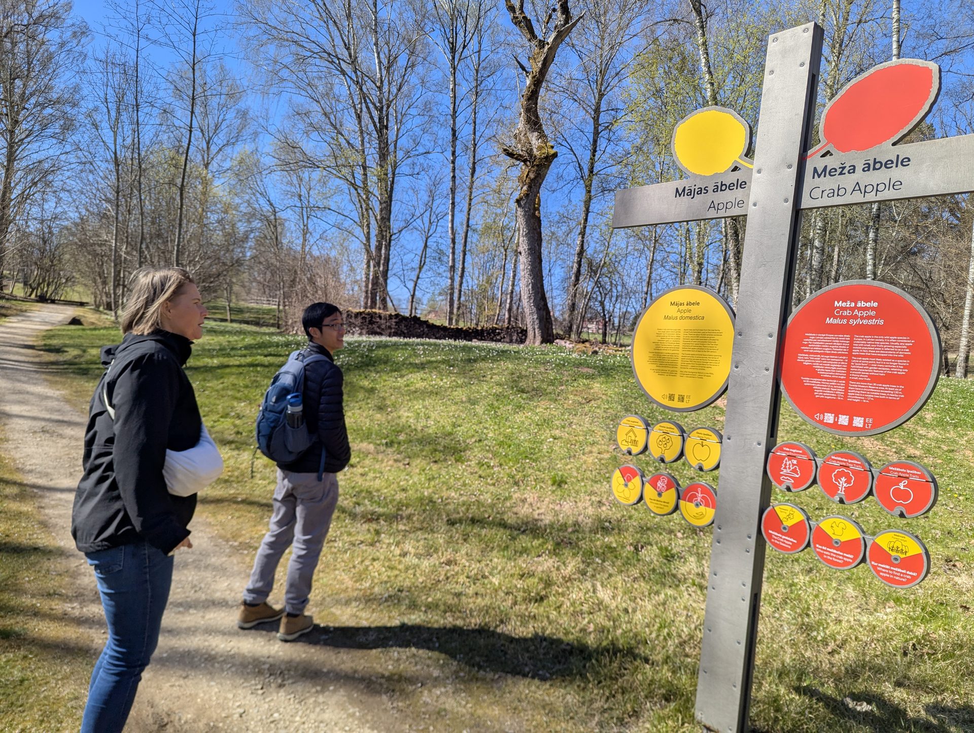 Sculptures en l'honneur de Krišjānis Barons à la Colline des chants populaires