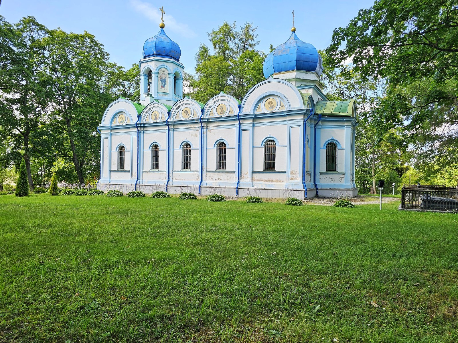 Une église orthodoxe aux dômes bleus dans la campagne de Vidzeme
