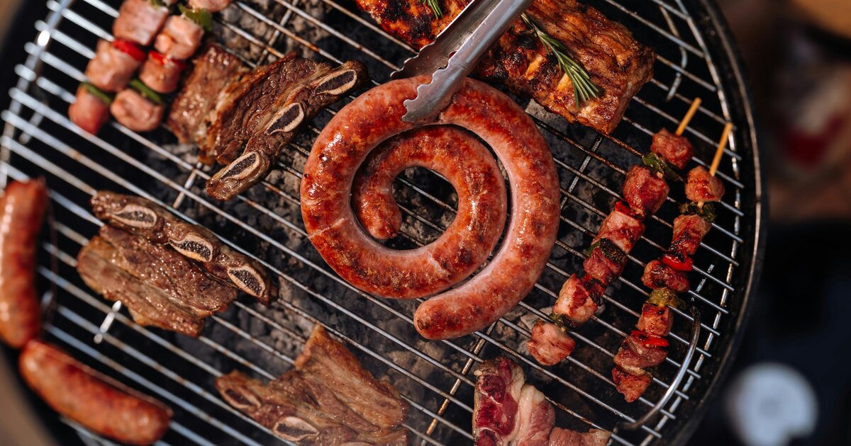 Plateau de grillades letton — saucisse en spirale, travers de porc, côtes de bœuf et brochettes sur charbon de bois.