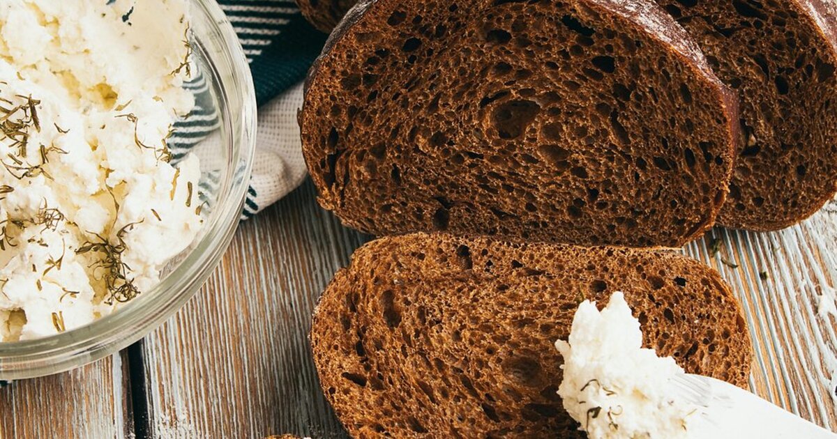 Rupjmaize lettone (pain de seigle) avec biezpiens (fromage blanc).